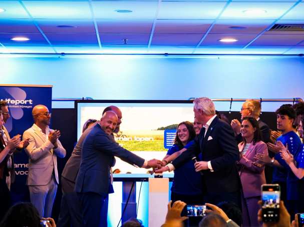 Met een symbolische druk op de knop gaat Lifeport Regio Arnhem Nijmegen van start op de HAN