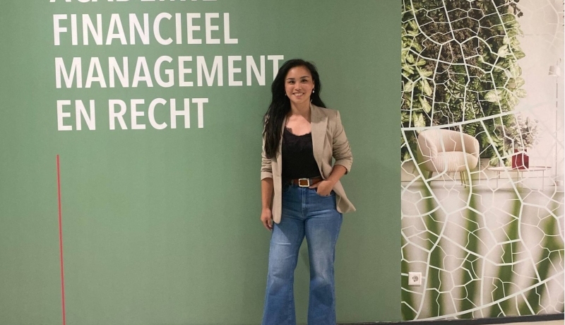 Kiki Gerritsen in het gebouw van de HAN bij de afdeling financieel management.