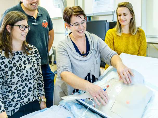 Docent geeft uitleg aan studenten verpleegkunde (posthbo)