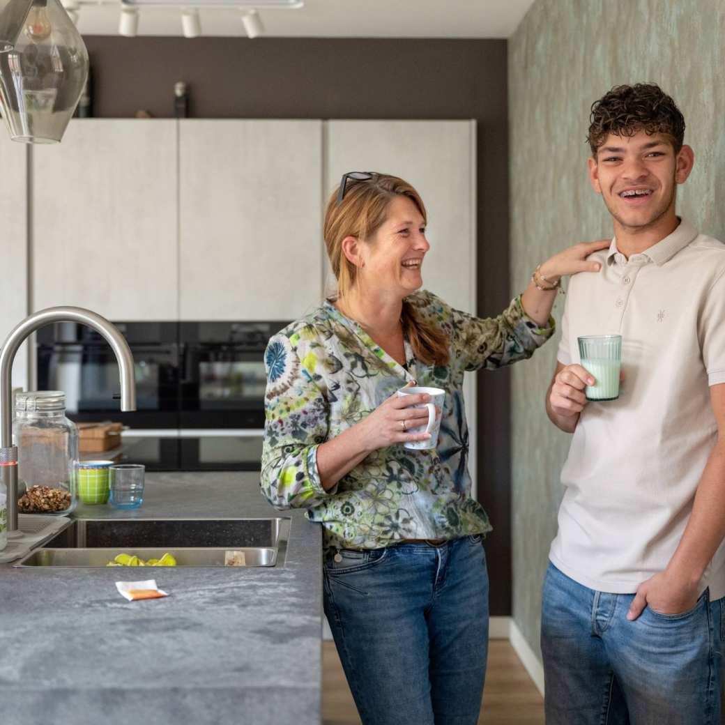 moeder en zoon in de keuken studiekeuze