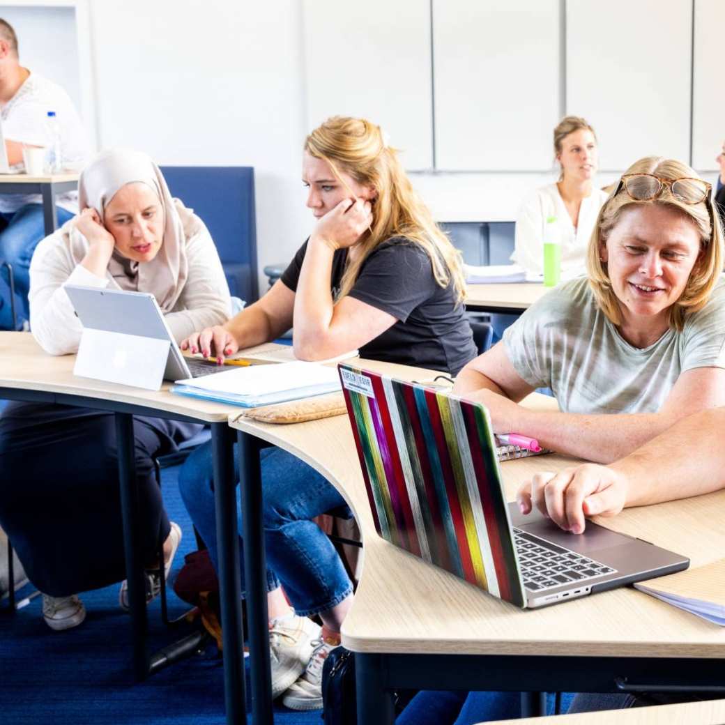 Studenten van de master pedagogiek volgen een les op de groenewoudseweg