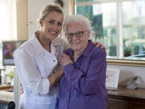 wijkverpleging verzorgster met oude dame