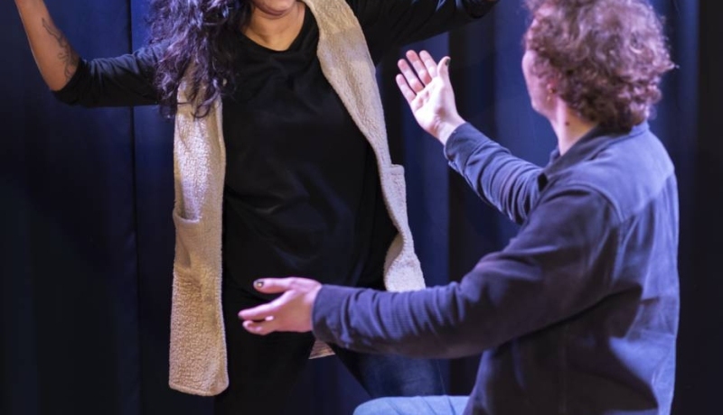 Twee masterstudenten vaktherapie drama acteren op het podium