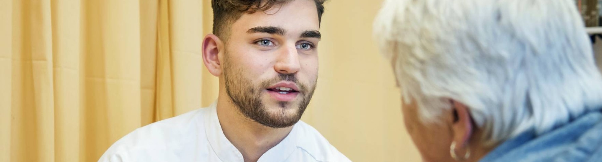 Voltijd Verpleegkunde student in gesprek met cliÃ«nt/ patiÃ«nt-4