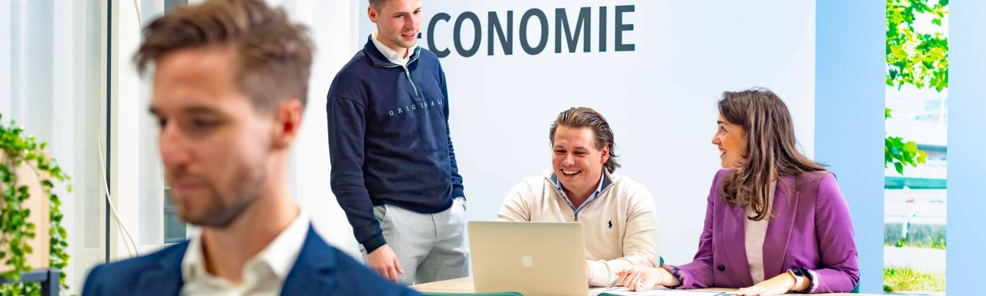 Studenten van de bachelor Commerciële Economie deeltijd, duaal in gesprek en samenwerken.