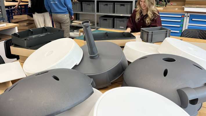 Onze 2e-jaars studenten Industrieel Product Ontwerpen (IPO) gingen de uitdaging aan om in één dag revolutionaire designs te bedenken voor parasolvoeten en beach flag houders tijdens pressure cooker