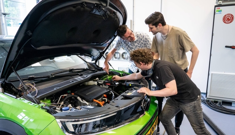 studenten automotive bij voertuig