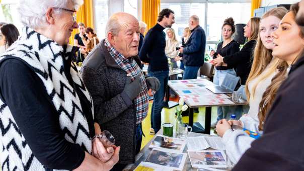 Ouderen en studenten in Lindenholt