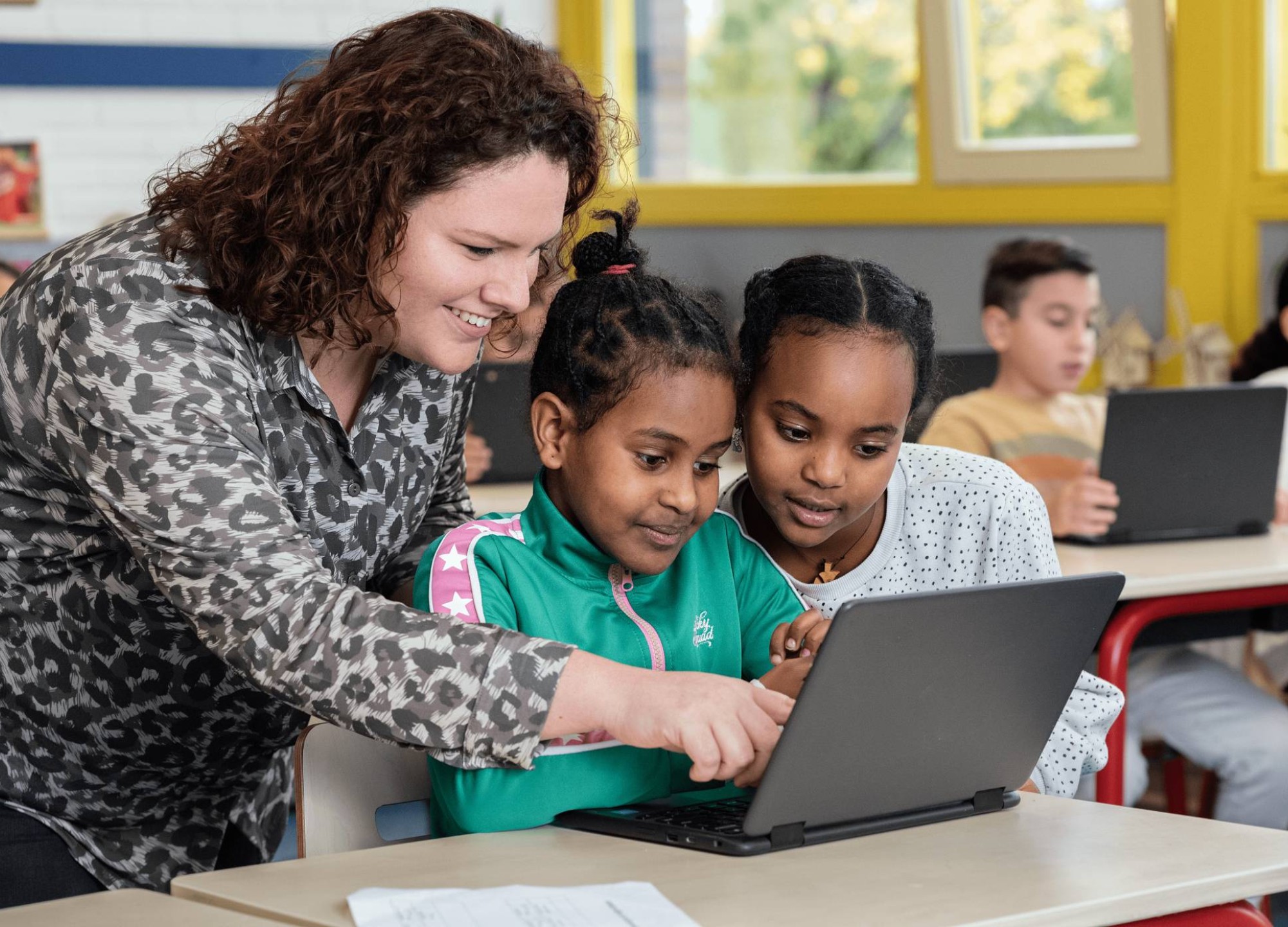 Docent Associate Degree Pedagogisch Educatief Professional met leerlingen aan tafel