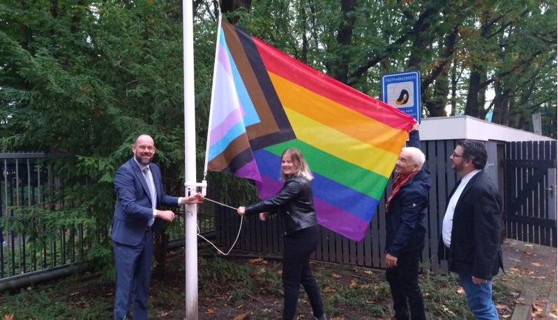 hijsen pride vlag, coming out day