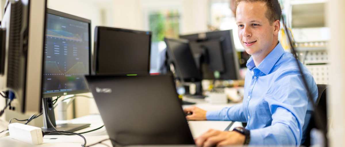 Embedded Systems Engineering student Stijn aan het werk met programmeren, metingen en berekeningen bij stagebedrijf Qirion Alliander.