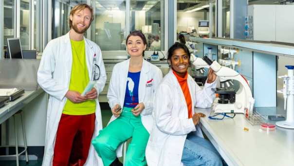 drie personen bij Laboratorium