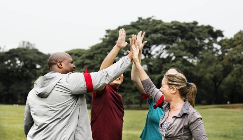 Mensen maken high five, samen pijn de baas, health