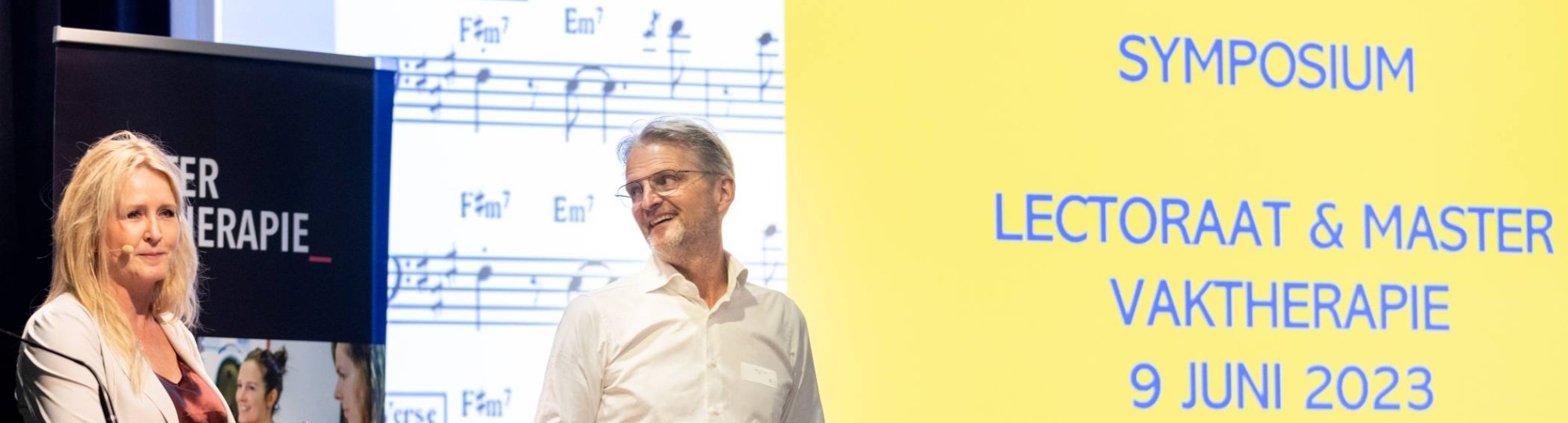 Bart Engelen en Suzanne Haeyen openen het symposium Move on up! van de master vaktherapie en het lectoraat vaktherapie in de Gezondheidszorg op de han in Nijmegen