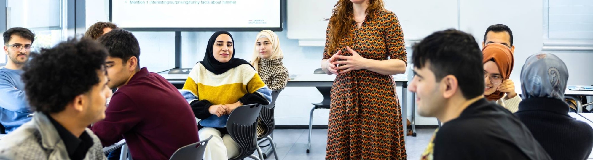 Docent en cursist in klaslokaal NT2 HAN-Talencentrum