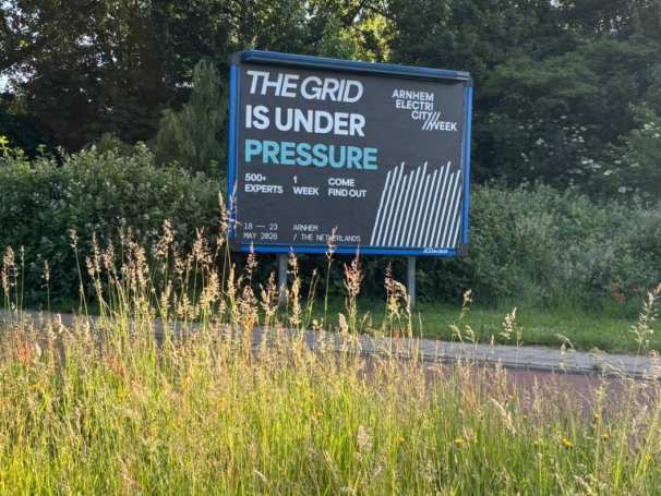 Bord in de stad tijdens AEW mei 2026 - The grid is under pressure