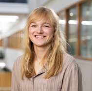 Leren met ict. Portretfoto Jana Jenster, gestreepte blouse