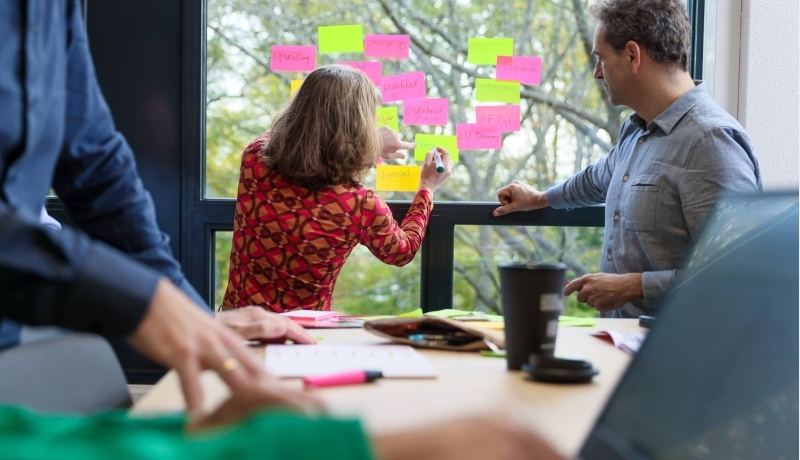 Collega's van het Centrum Meervoudige Waardecreatie in overleg en aan het werk.