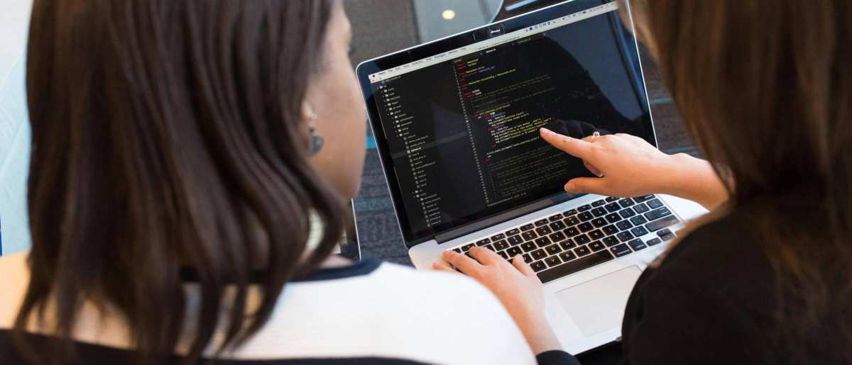 twee personen kijken op een laptop