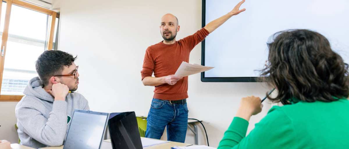 De leraar geeft les aan studenten.