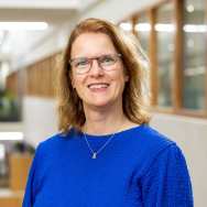 Portretfoto Marcelle Immerzeel, blauwe trui dragend