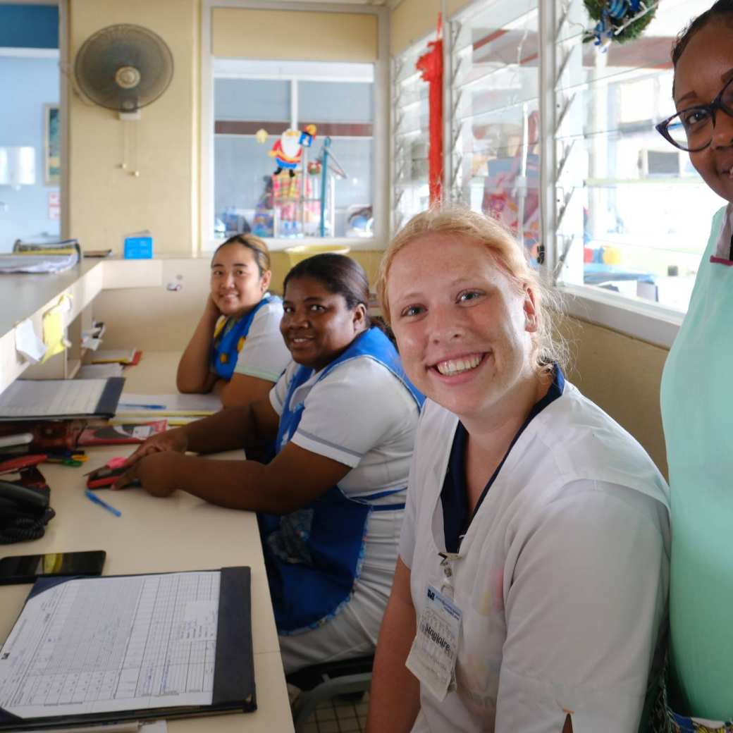 Verpleegkundigen in het ziekenhuis in Paramaribo, Suriname
