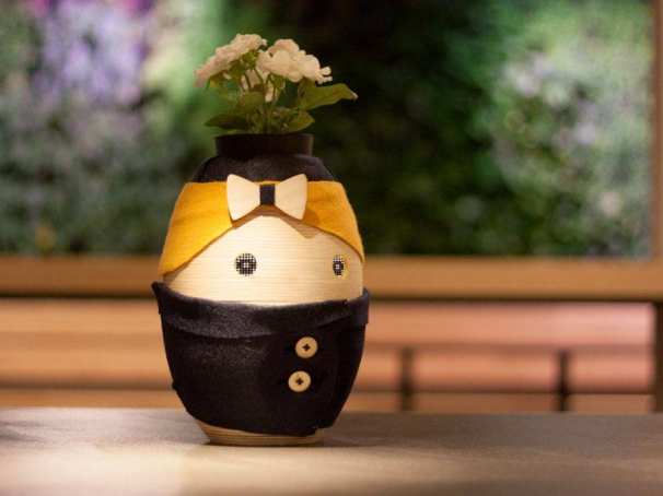 Pratende tinybot Tessa. Pratende bloempot.