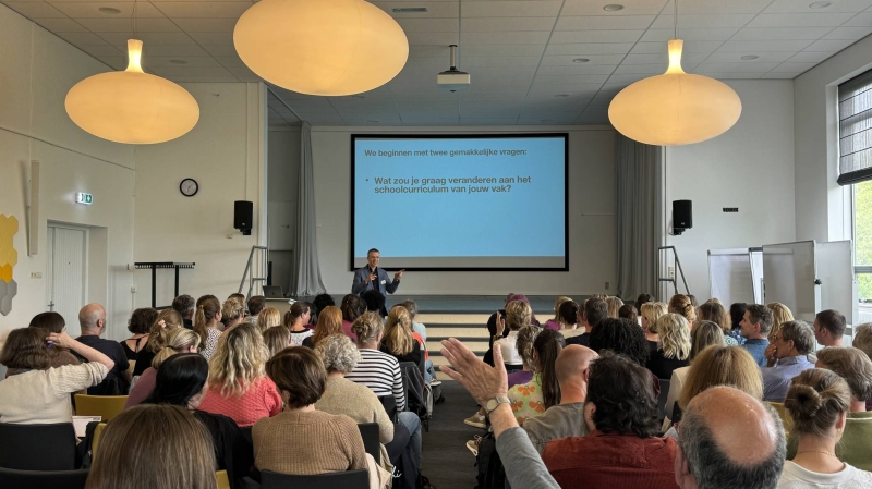 Sebastiaan Dönszelmann die spreekt bij het symposium the Future of English Teaching