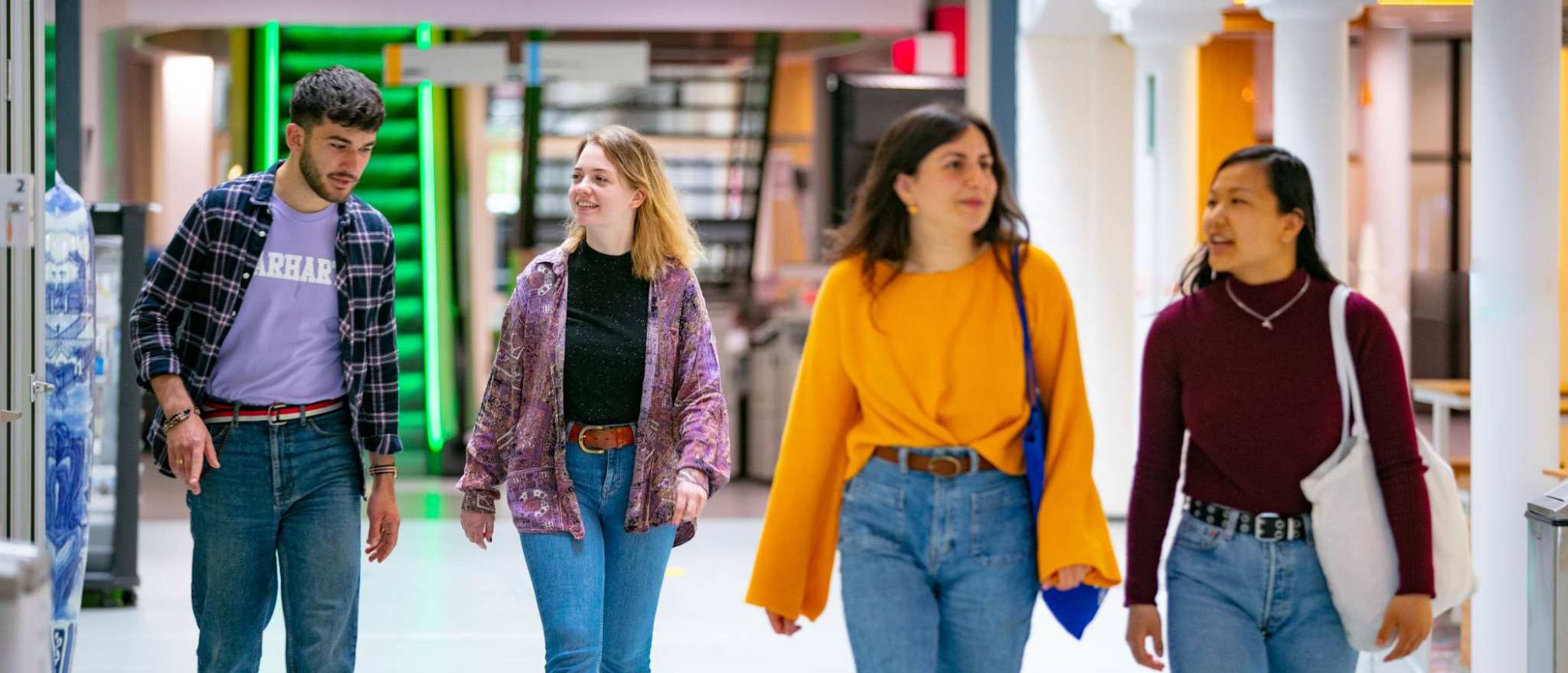 Vier internationale studenten lopen door de gang
