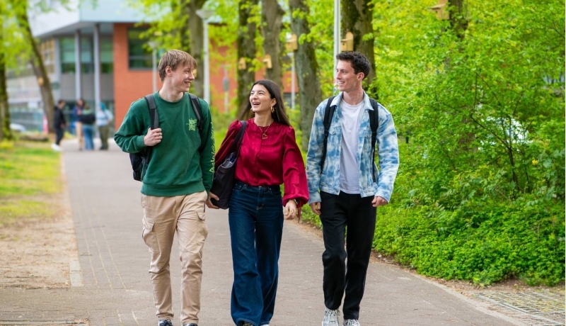 Drie studenten van hbo Toegepaste Psychologie lopen buiten op de HAN Campus in Nijmegen