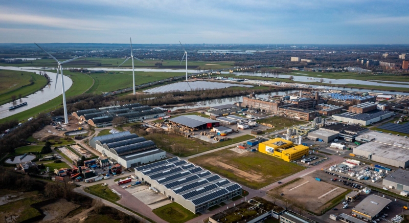 Luchtfoto van Industriepark Kleefse Waard (IPKW) waar door de Academie Engineering en Automotive o.a. projecten met waterstof worden uitgevoerd.