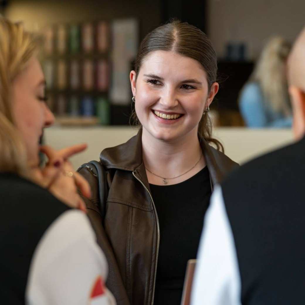 Foto van student die in gesprek is op een Netwerkmarkt.