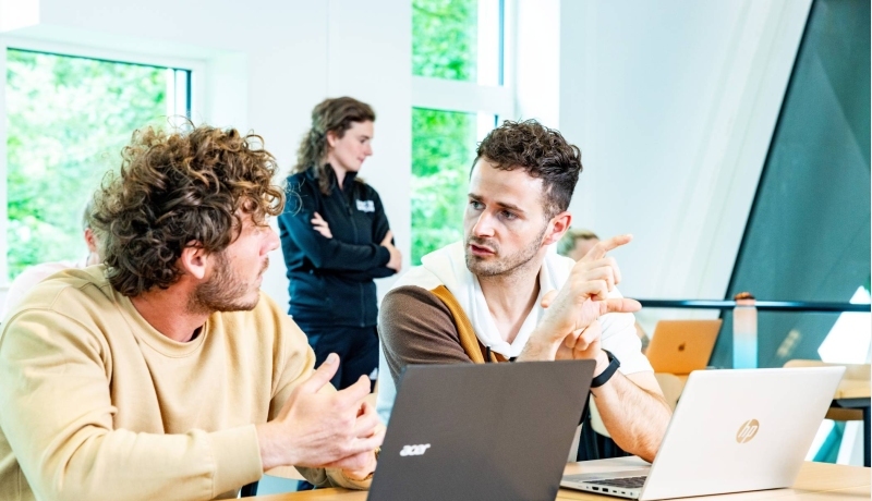 Cursisten in Design of Experiments overleggen met elkaar