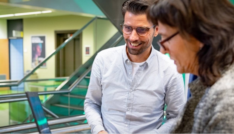 Twee docent-onderzoekers van het lectoraat Financial Control zijn met elkaar in overleg.