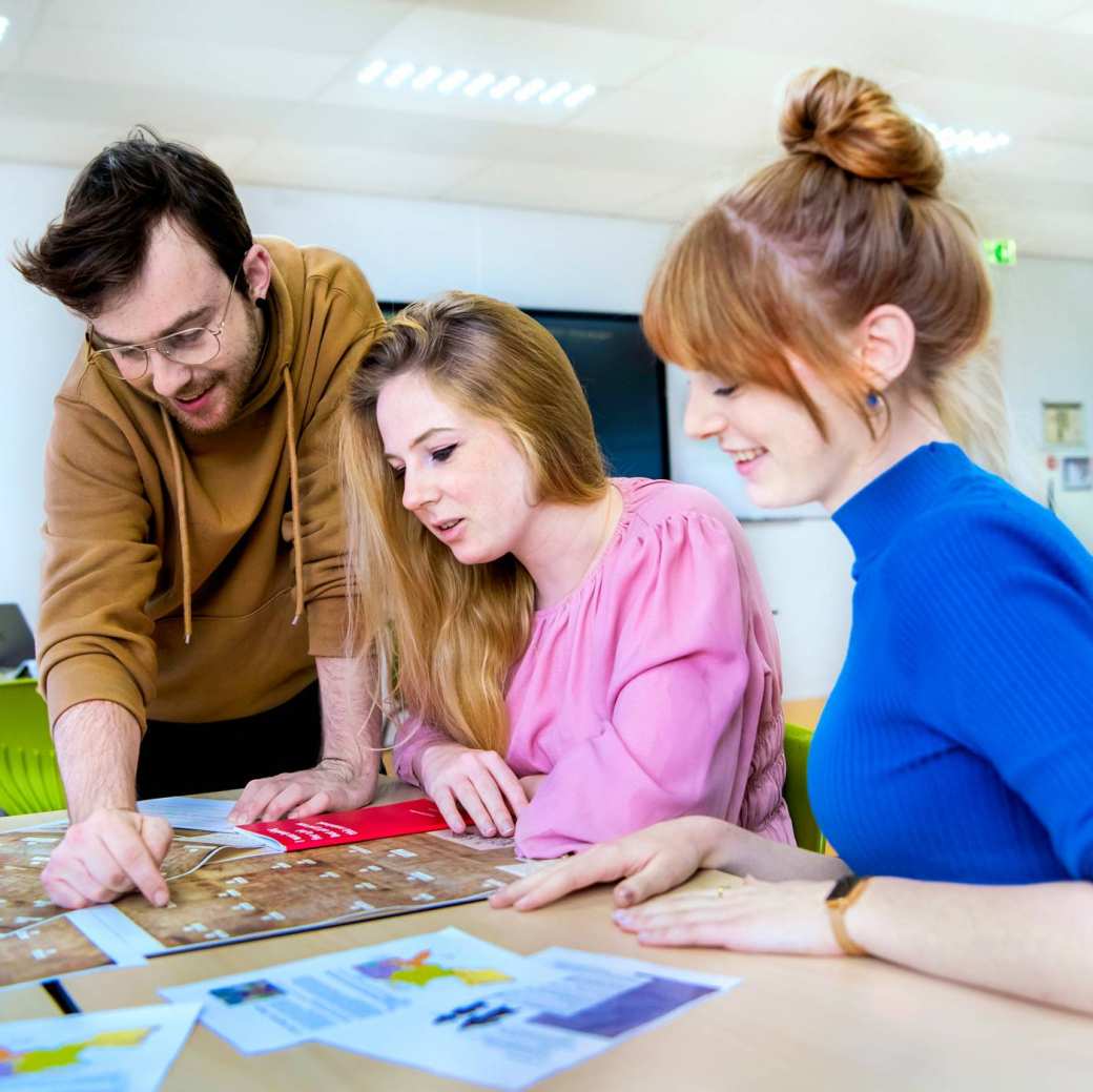 Docent geschiedenis legt uit aan studenten
