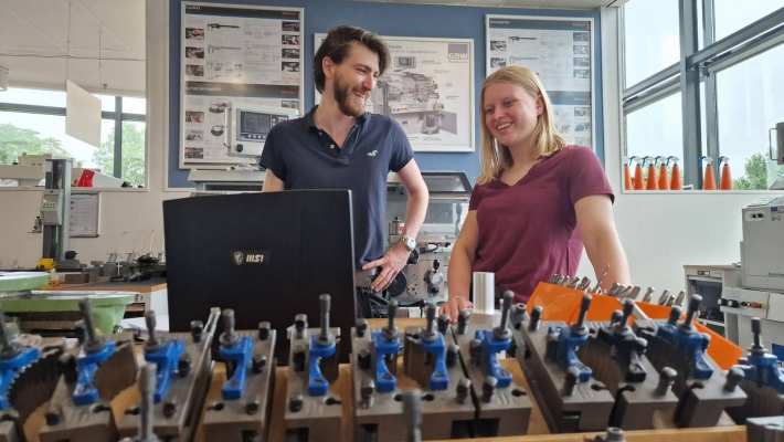 Sander en Laura in overleg in de werkplaats