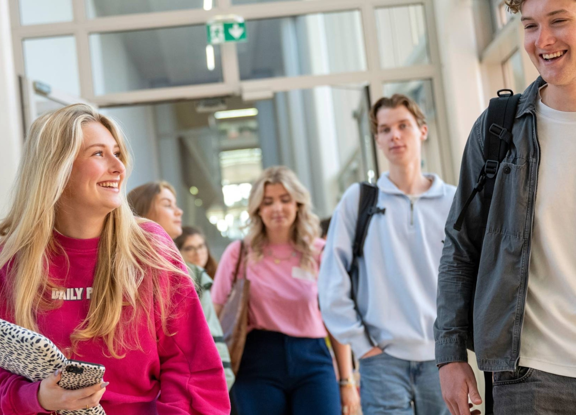 studenten aan tafel proefstuderen en meelopen