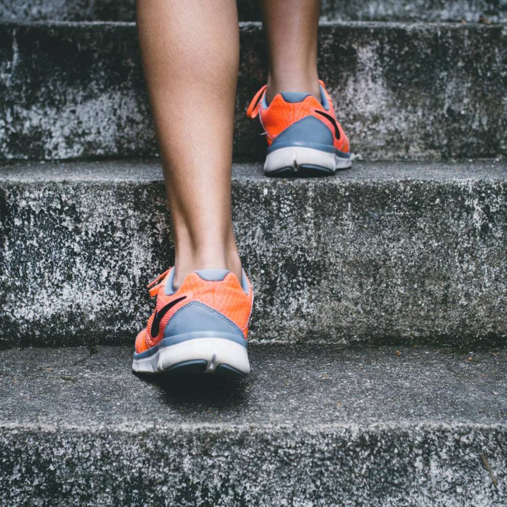 Traplopen in sportschoenen buiten
