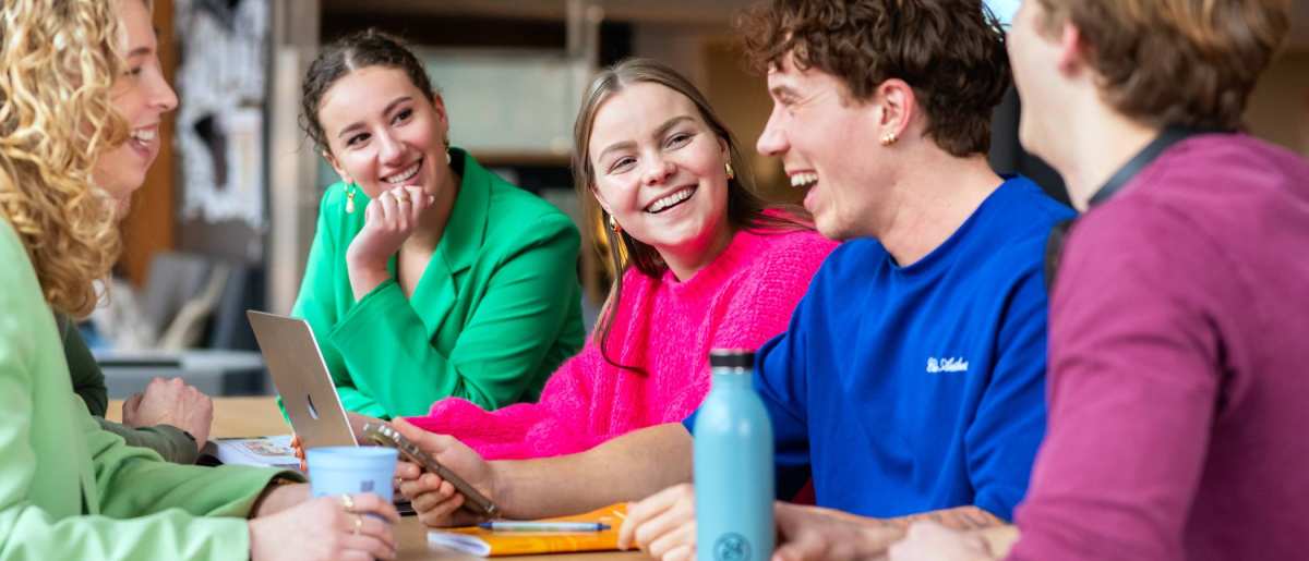 Studenten lachen naar elkaar. 