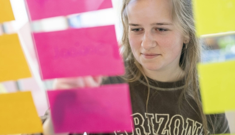 Health fotoshoot Wijkcentrum studentente schrijft op lijst plakbriefjes