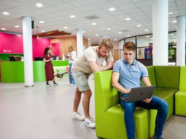 Mannen studenten overleg hal