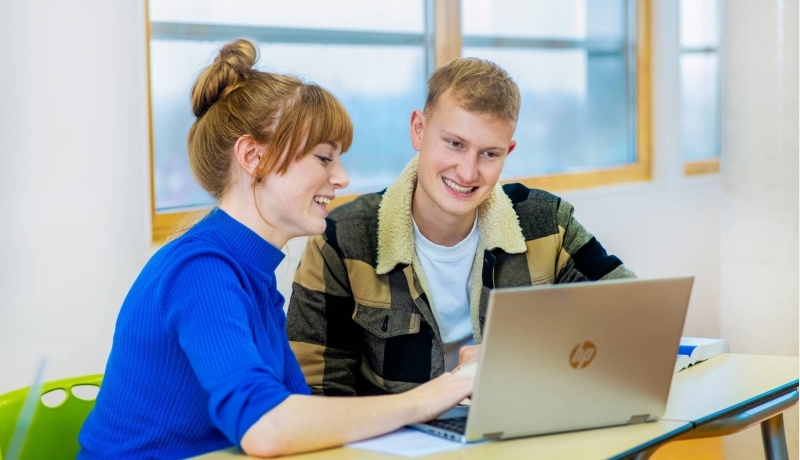 2 studenten kijken naar een laptop