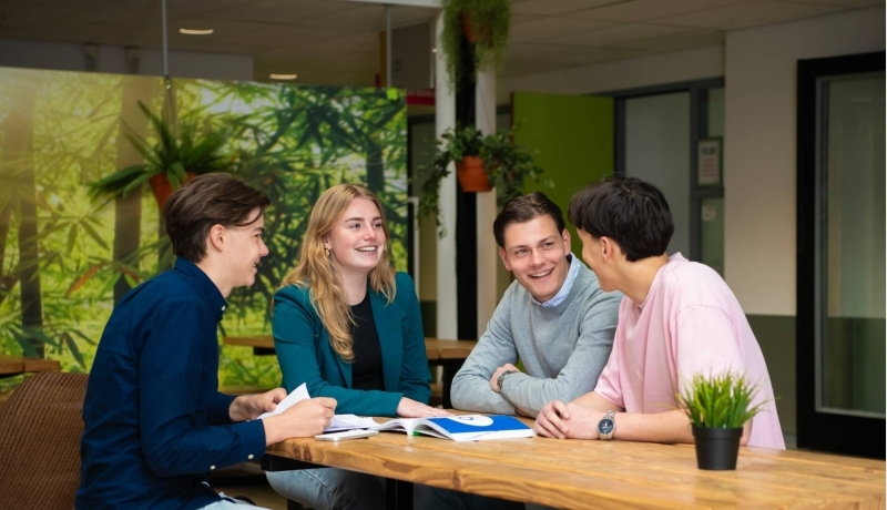 Studenten van de opleiding Facility Management aan tafel in het HAN campus gebouw in Nijmegen