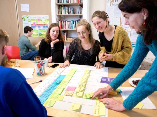 studenten werken samen aan een opdracht