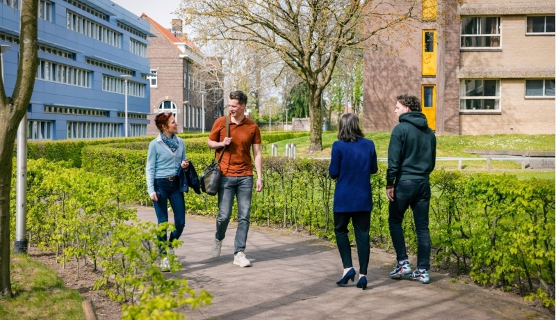 Learning & Development deeltijd, laan van scheut 10, lopen, praten, overleggen, student en docent, 2022