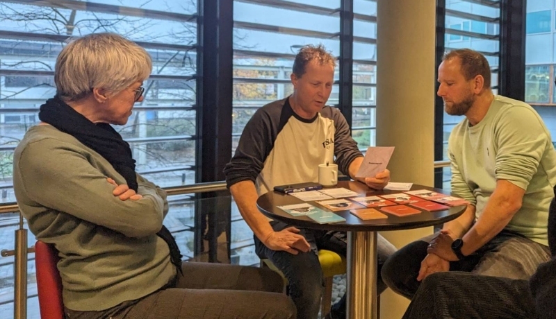 3 docentcoaches spelen het spel Super Agent