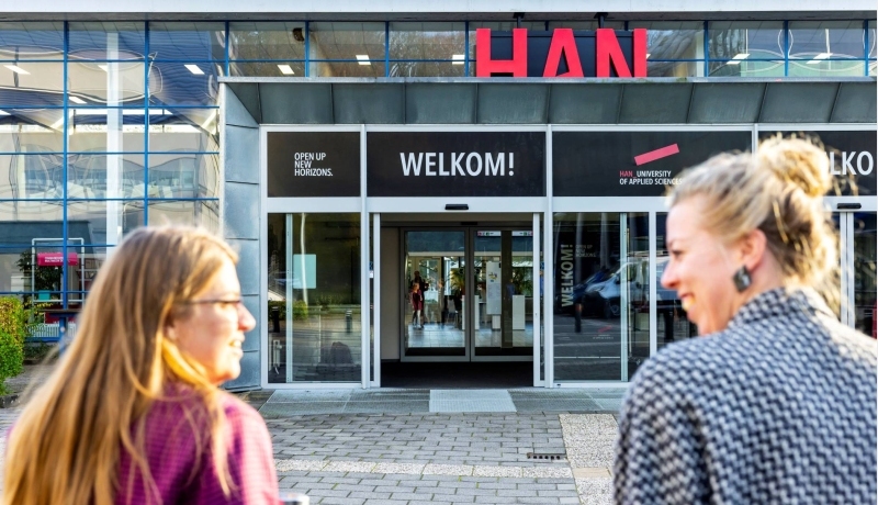 Twee studenten onderweg naar de HAN