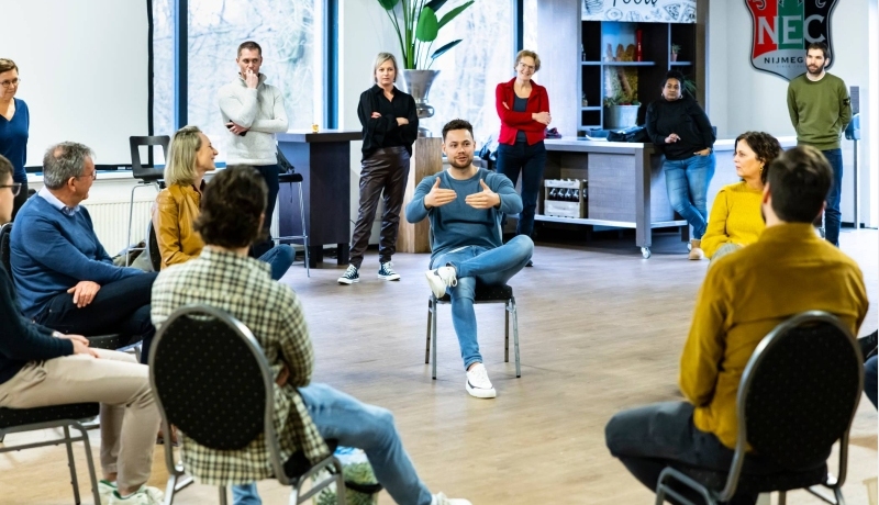 foto van een kringgesprek tijdens de wasstraat bij de NEC lounge in het goffertpark