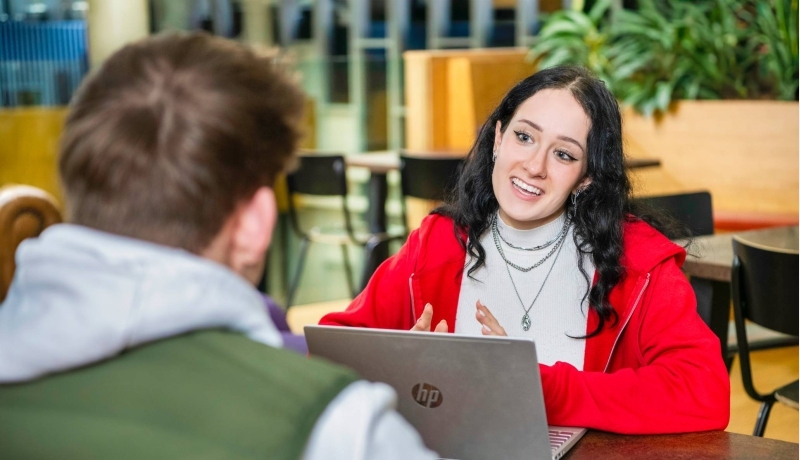 Twee studenten Leraar Natuurkunde doen een proefje en kijken naar de uitvoering hiervan.