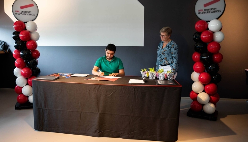 Layth Al Soliman ondertekent het certificaat van het voorbereidende traject